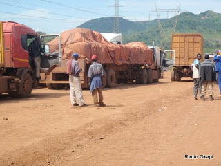 Des camions chargés des minerais bloqués sur la route de Kolwezi, 11/03/2011.