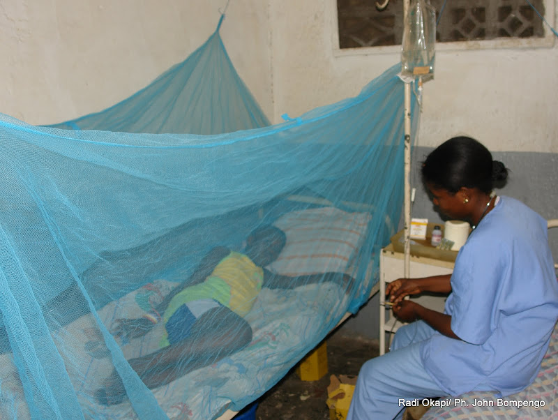 une infirmière se prépare pour soigner un enfant soufrant de paludisme ce 22 mars 2011 dans un centre de santé à Kinshasa